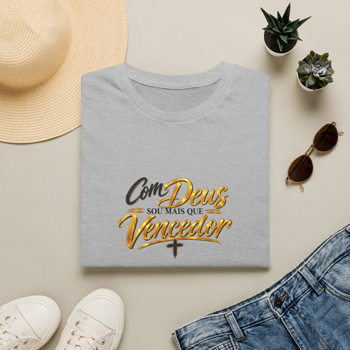 T-Shirt — "Com Deus sou mais que Vencedor" Christian Faith Graphic Tee