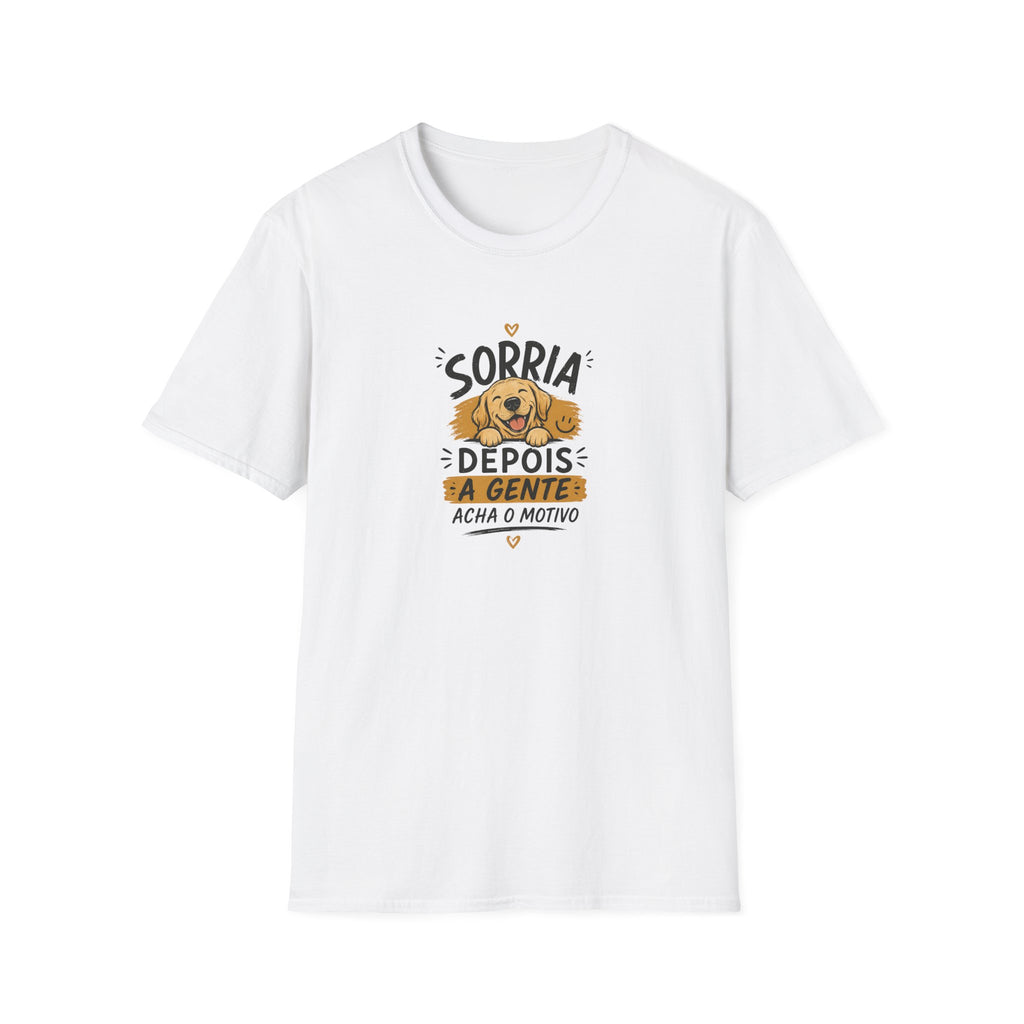 T-Shirt — "Sorria Depois A Gente Acha O Motivo"