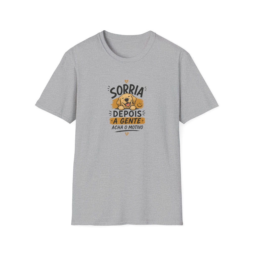 T-Shirt — "Sorria Depois A Gente Acha O Motivo"