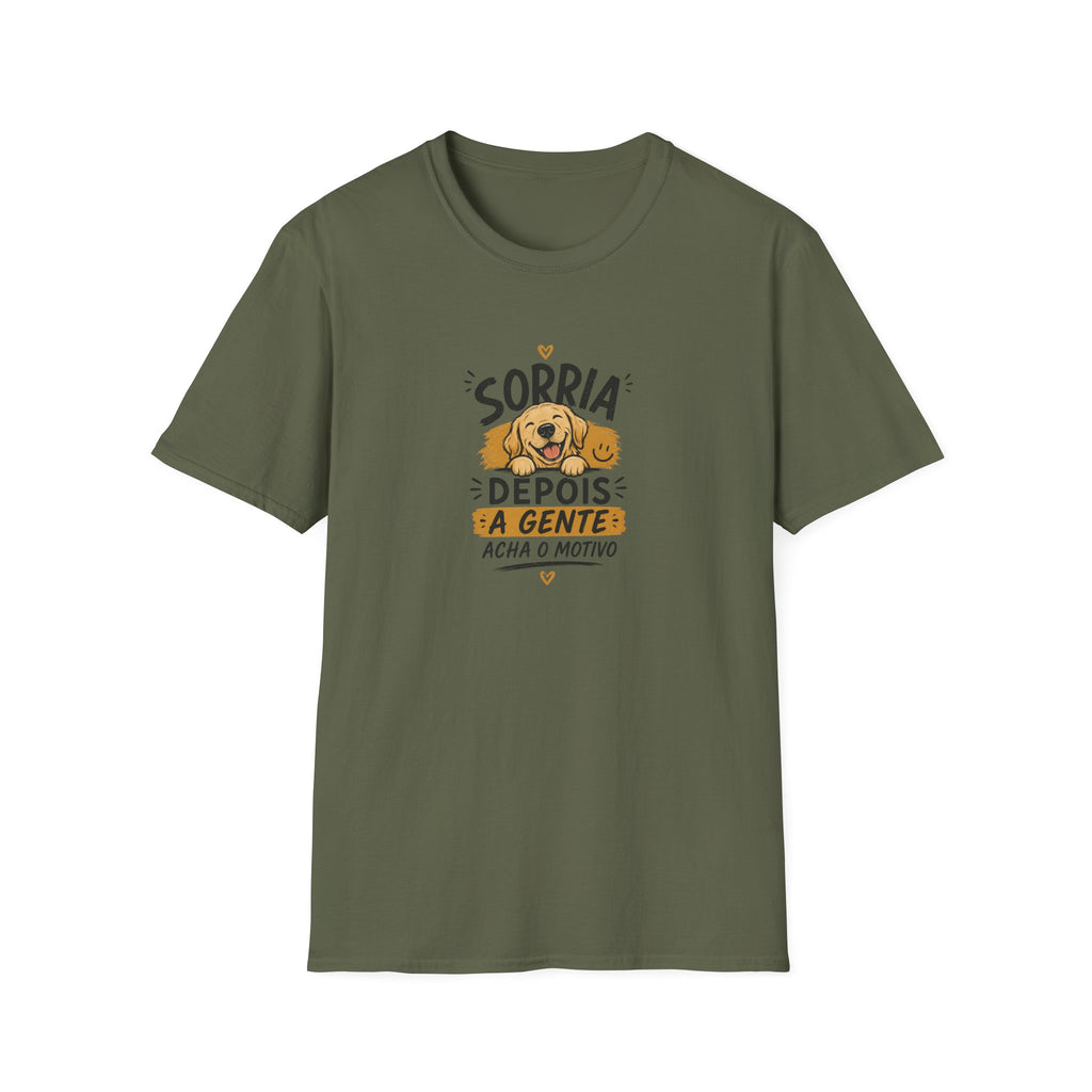 T-Shirt — "Sorria Depois A Gente Acha O Motivo"
