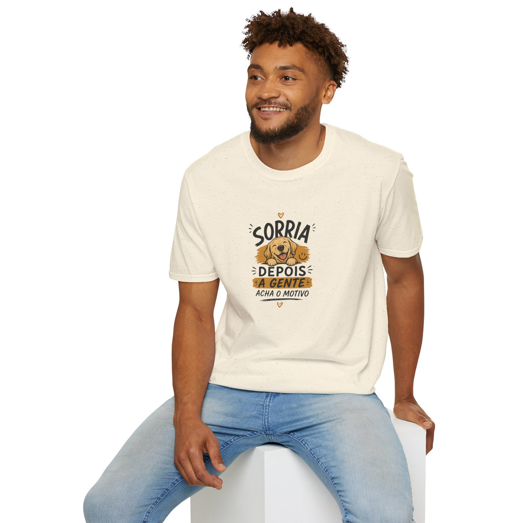 T-Shirt — "Sorria Depois A Gente Acha O Motivo"