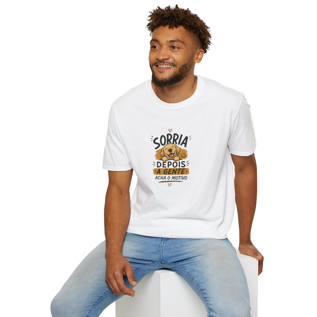 T-Shirt — "Sorria Depois A Gente Acha O Motivo"