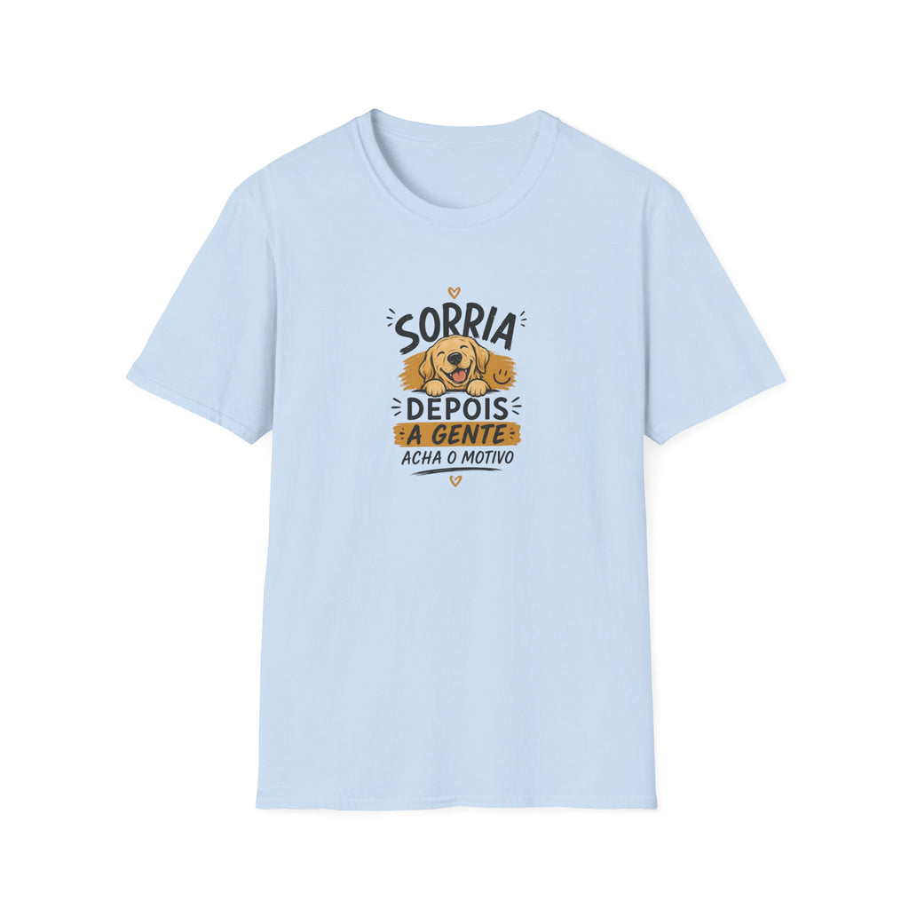 T-Shirt — "Sorria Depois A Gente Acha O Motivo"