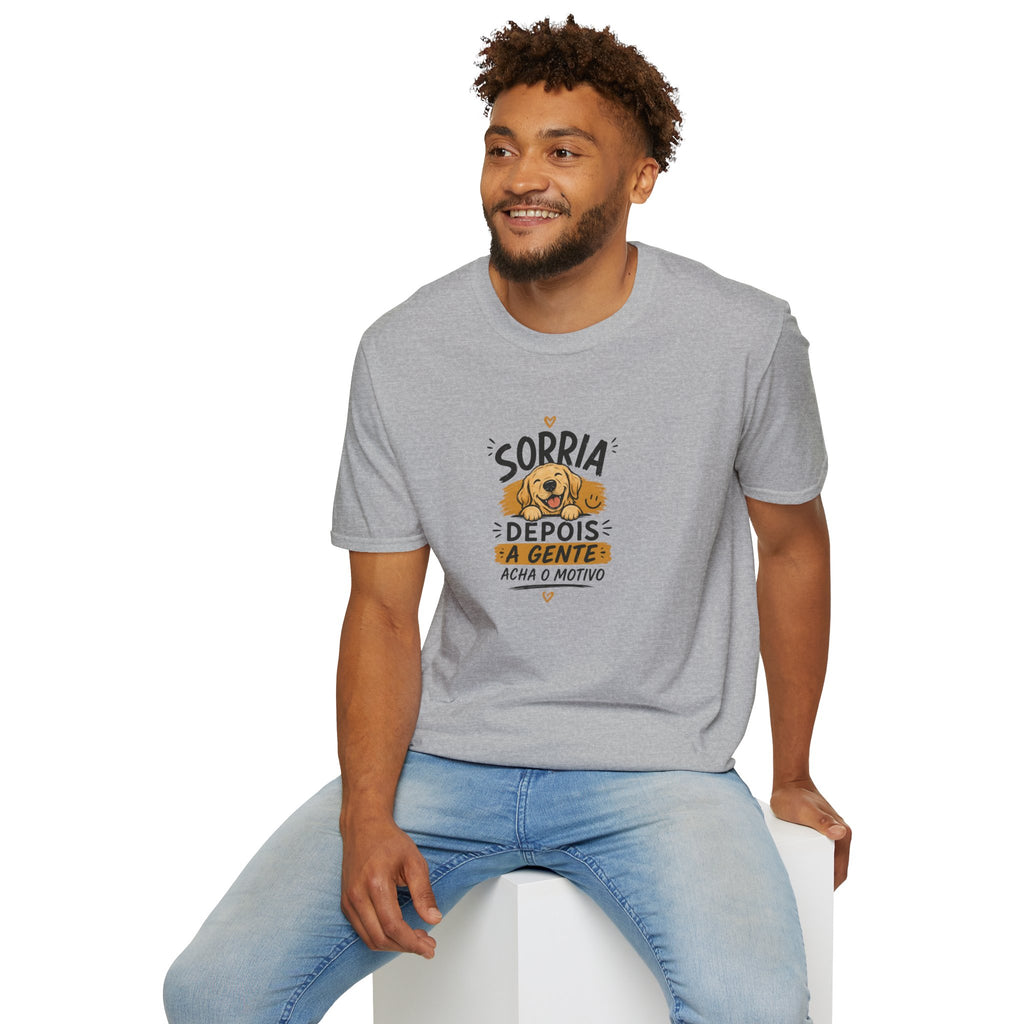 T-Shirt — "Sorria Depois A Gente Acha O Motivo"